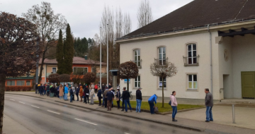 Verkehr regeln beim Impfbus