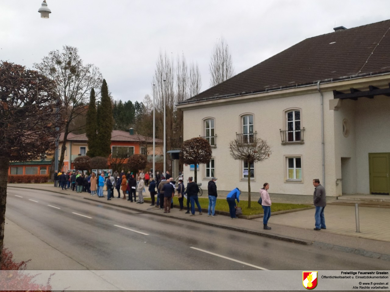 Verkehr regeln beim Impfbus